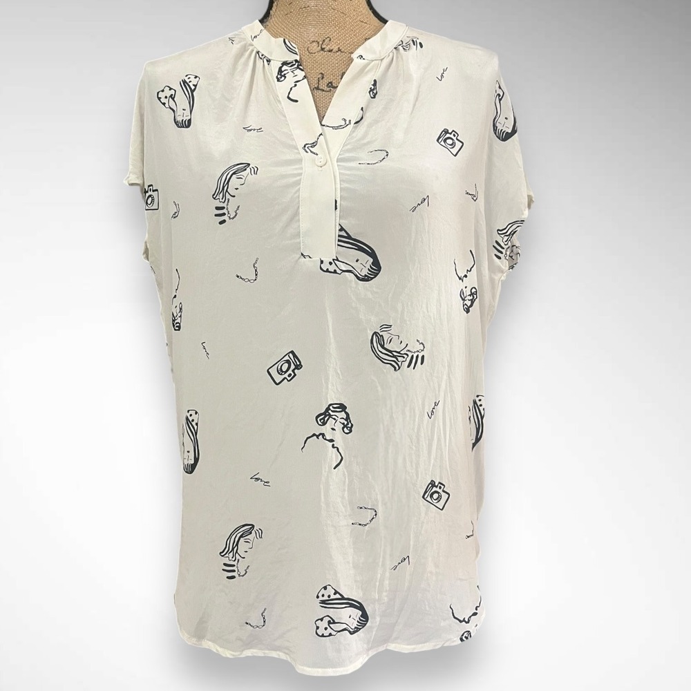 AMOUR VERT Women's Off White and Black Short Sleeve Whimsical Design Silk Shirt